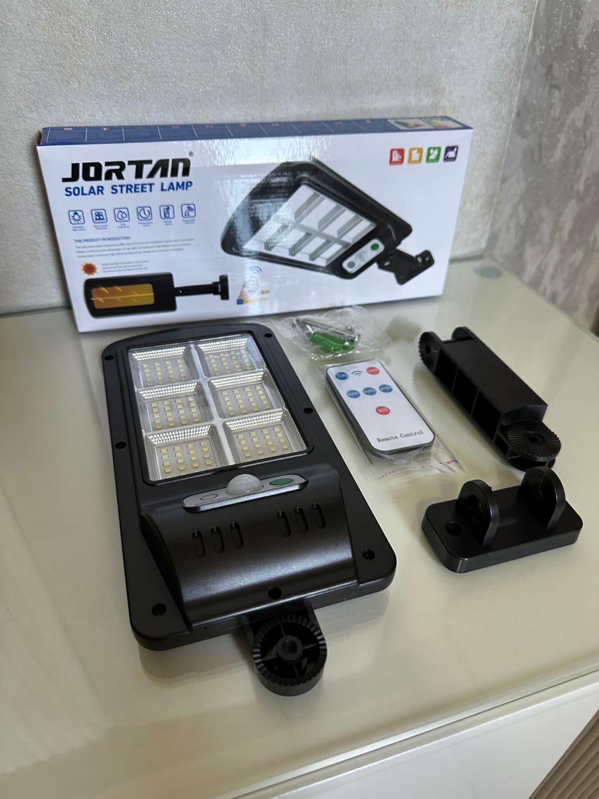 Lámpara Solar con Sensor™, Control Remoto y Resistencia al Agua – IP67